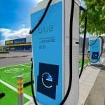 Νέο ΔΕΗ blue hub με δύο ταχυφορτιστές 300kW στο Εμπορικό Πάρκο της Trade Estates στη Λάρισα