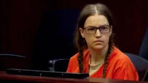Παιδοκτόνος κάνει εμετό στη δίκη όταν της δείχνουν φωτογραφίες του γιου της που τον άφησε να πεθάνει από την πείνα [Βίντεο]