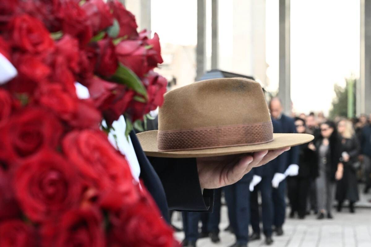 Βασίλης Βασιλικός: «Ράγισαν καρδιές» οι επικήδειοι - Με το αγαπημένο καπέλο του κηδεύτηκε ο σπουδαίος συγγραφέας [βίντεο]