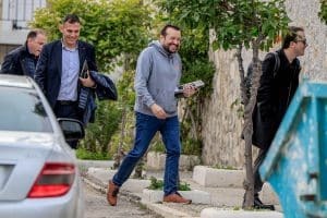 Σπέτσες: Με βαν και ταξί έφτασαν οι βουλευτές του ΣΥΡΙΖΑ στο σπίτι του Στέφανου Κασσελάκη