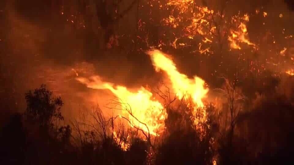 Εντολή εκκένωσης σε χιλιάδες ανθρώπους στην Αυστραλία  Μάχη με τις φλόγες δίνουν οι πυροσβέστες