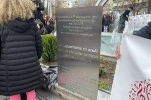 Τραγωδία στα Τέμπη: Ανατριχίλα - Αποκαλύφθηκε μνημείο για τα 57 θύματα στην πλατεία του ΟΣΕ [βίντεο]