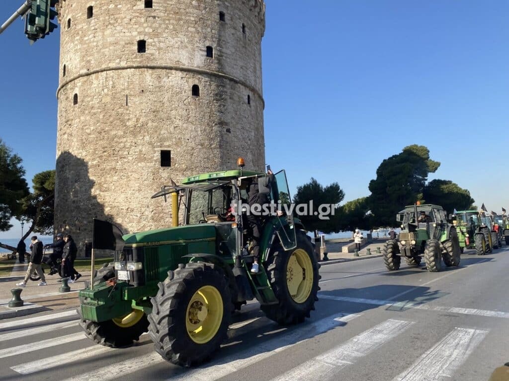 Θεσσαλονίκη: Οι αγρότες με εκατοντάδες τρακτέρ μπήκαν στην πόλη με μαύρες σημαίες και φέρετρο 