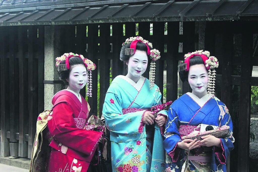 Geishas are at risk from tourists
 2024-03-03 23:04:03