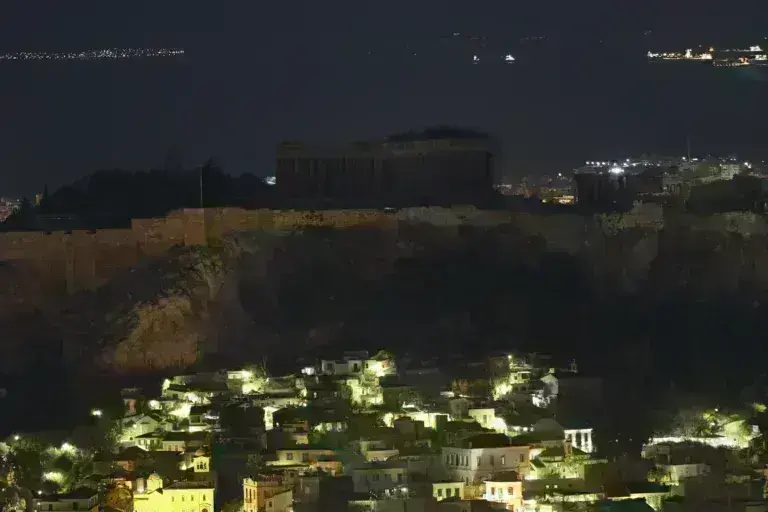 Στο σκοτάδι βυθίστηκε η Ακρόπολη το βράδυ του Σαββάτου καθώς η Αθήνα συμμετέχει στην Ώρα της Γης σβήνοντας τα φώτα σε τοπόσημά της.