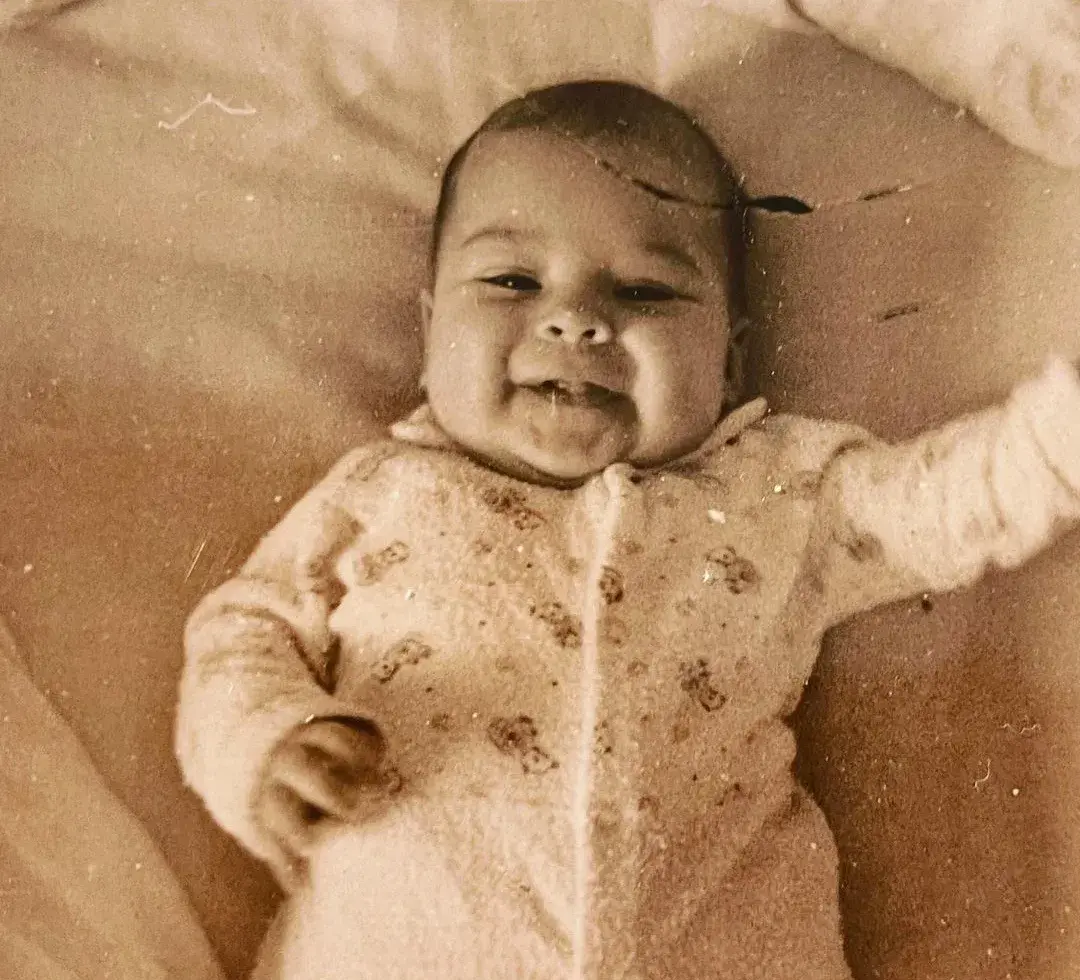 Which famous actress is behind the smiling baby?
 – 2024-03-19 08:51:14