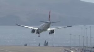 Θρίλερ για γερά νεύρα με Airbus στην Πορτογαλία: Οι δυνατοί άνεμοι έκαναν το αεροπλάνο να χοροπηδάει [Βίντεο]