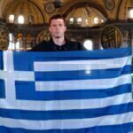 Αγιά Σοφιά: Έλληνας σήκωσε τη σημαία μέσα στον ναό και οι Τούρκοι απάντησαν με απειλές για... κολύμπι - «Αγαπημένη μου Πόλη, για πάντα ελληνική»