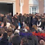 Θρήνος στην Αλεξανδρούπολη: Σπάραξαν καρδιές στην κηδεία του 15χρονου που έπεσε στο κενό από τον 5ο όροφο [βίντεο]