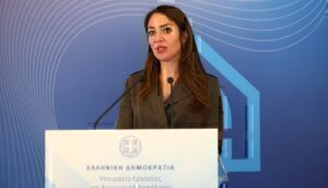 Δόμνα Μιχαηλίδου: Πρωταθλήτρια η Ελλάδα στις παροχές μητρότητας, σύμφωνα με τον ΟΟΣΑ
