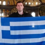 Αγιά Σοφιά: Τουρίστας πόζαρε με την ελληνική σημαία - «Αγαπημένη μου Πόλη, για πάντα ελληνική» - Έντονες αντιδράσεις από τους Τούρκους