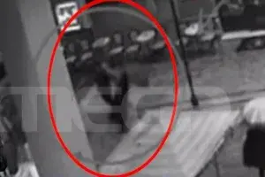 Ερμού: Καρέ καρέ η επίθεση του Ιρανού στην 22χρονη φοιτήτρια – Φωτογραφίες ντοκουμέντο [βίντεο]