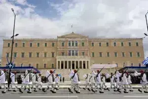 Παρέλαση 25η Μαρτίου: Δέος στο πέρασμα της Προεδρικής Φρουράς [βίντεο και εικόνες