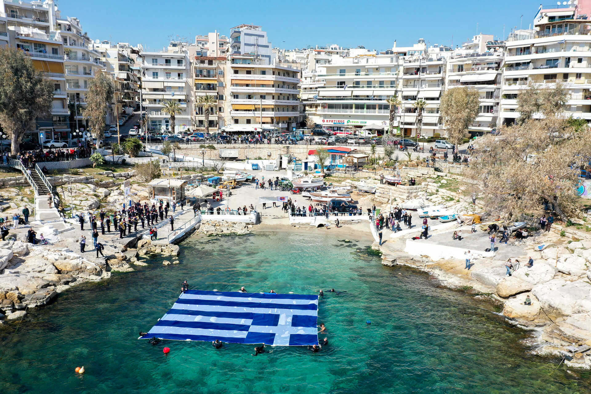 The Greek flag in the sea of ​​Piraeus
 2024-03-22 19:01:08