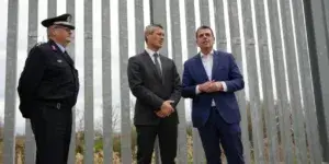Ο υπουργός Μετανάστευσης και Ασύλου Δημήτρης Καιρίδης (δεξιά) με τον Γερμανό υφυπουργό αρμόδιο για το μεταναστευτικό, Μπερντ Κρόσερ, στον φράχτη του Έβρου