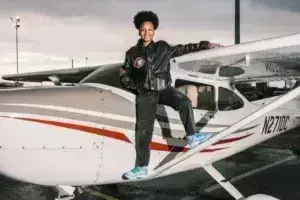 17χρονη πιλοτάρει αεροπλάνο αλλά δεν οδηγεί αυτοκίνητο [βίντεο]