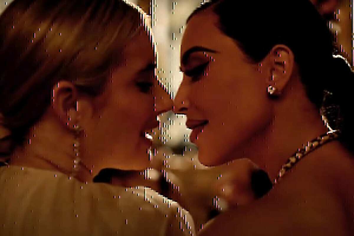 Kim Kardashian’s “hot” kiss with Emma Roberts
 – 2024-03-25 17:22:52