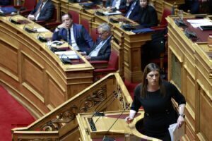 Πρόταση δυσπιστίας: Άγριος διαπληκτισμός Κωνσταντοπούλου με βουλευτές την ΝΔ - «Τόσο πολύ με φοβάστε;»