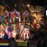 Πάτρα: Νυχτερινή ποδαράτη παρέλαση για χιλιάδες καρναβαλιστές με απίστευτο ατύχημα - Ηχείο έπεσε στο κεφάλι κοπέλας [βίντεο]
