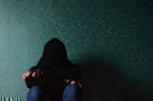 Σοκ: Καταγγελία για βιασμό 14χρονης από τον πατριό της