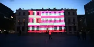 Ο Χάρης Δούκας «έντυσε» το δημαρχείο της Αθήνας με την ροζ ελληνική σημαία της Λαλέ
