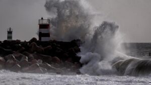 Κακοκαιρία στην Ισπανία: Κύματα 8 μέτρων έπνιξαν 4 ανθρώπους [Βίντεο]