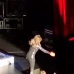 Βίκυ Λέανδρος: Σοκαριστικό ατύχημα σε συναυλία στο Αννόβερο - Έπεσε από την σκηνή ενώ τραγουδούσε [βίντεο]