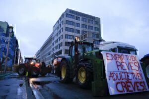 Βρυξέλλες: Οι αγρότες περικυκλώνουν το κτήριο που θα συνεδριάσουν οι υπουργοί Γεωργίας της ΕΕ