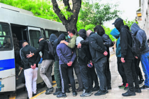 Χούλιγκαν ΑΕ: Απολογούνται οι 10 από τους 67 συλληφθέντες - Αναμένονται και νέα εντάλματα σύλληψης