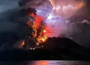 Ινδονησία: Συναγερμός για τσουνάμι λόγω έκρηξης του ηφαιστείου Ρουάνγκ