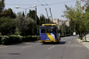 Πανεπιστημίου: Τροχαίο με τουριστικό λεωφορείο και τρόλεϊ - Έξι τραυματίες