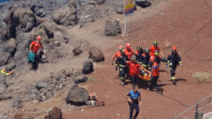 Τρομακτική στιγμή: 40χρονος βαριά τραυματισμένος μετά από πτώση σε βράχια- Ήθελε να βουτήξει σε λίμνη [βίντεο]