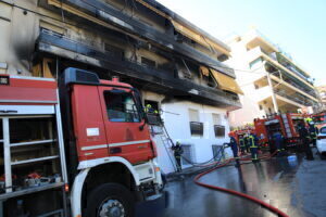 Φωτιά σε διαμέρισμα στη Ριζούπολη: Απεγκλωβίστηκαν έξι άτομα