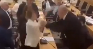 Ξέφυγε η κατάσταση σε Βουλή: Χτύπησε βουλευτή στο κεφάλι με μπουκάλι νερό [βίντεο]