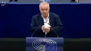 Ευρωβουλευτής απελευθέρωσε λευκό περιστέρι μέσα στο Ευρωκοινοβούλιο: Πώς το... μάζεψαν μετά;