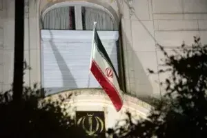 Αποκλεισμένο το Παρίσι: Ζωσμένος με εκρηκτικά ο άνδρας στο ιρανικό προξενείο [βίντεο]