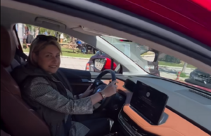 Χριστίνα Αλεξοπούλου: Οδήγησε το πρώτο επιδοτούμενο «πράσινο», ηλεκτρικό ταξί στην Πάτρα