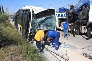 Ζωφριά: Σμπαράλια το λεωφορείο που έπεσε σε κολώνα - Έξι τραυματίες [εικόνες]