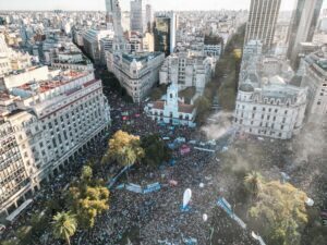 Καζάνι που βράζει η Αργεντινή: Μαζικές διαδηλώσεις- Υπερασπίζονται τη δημόσια εκπαίδευση εν μέσω περικοπών