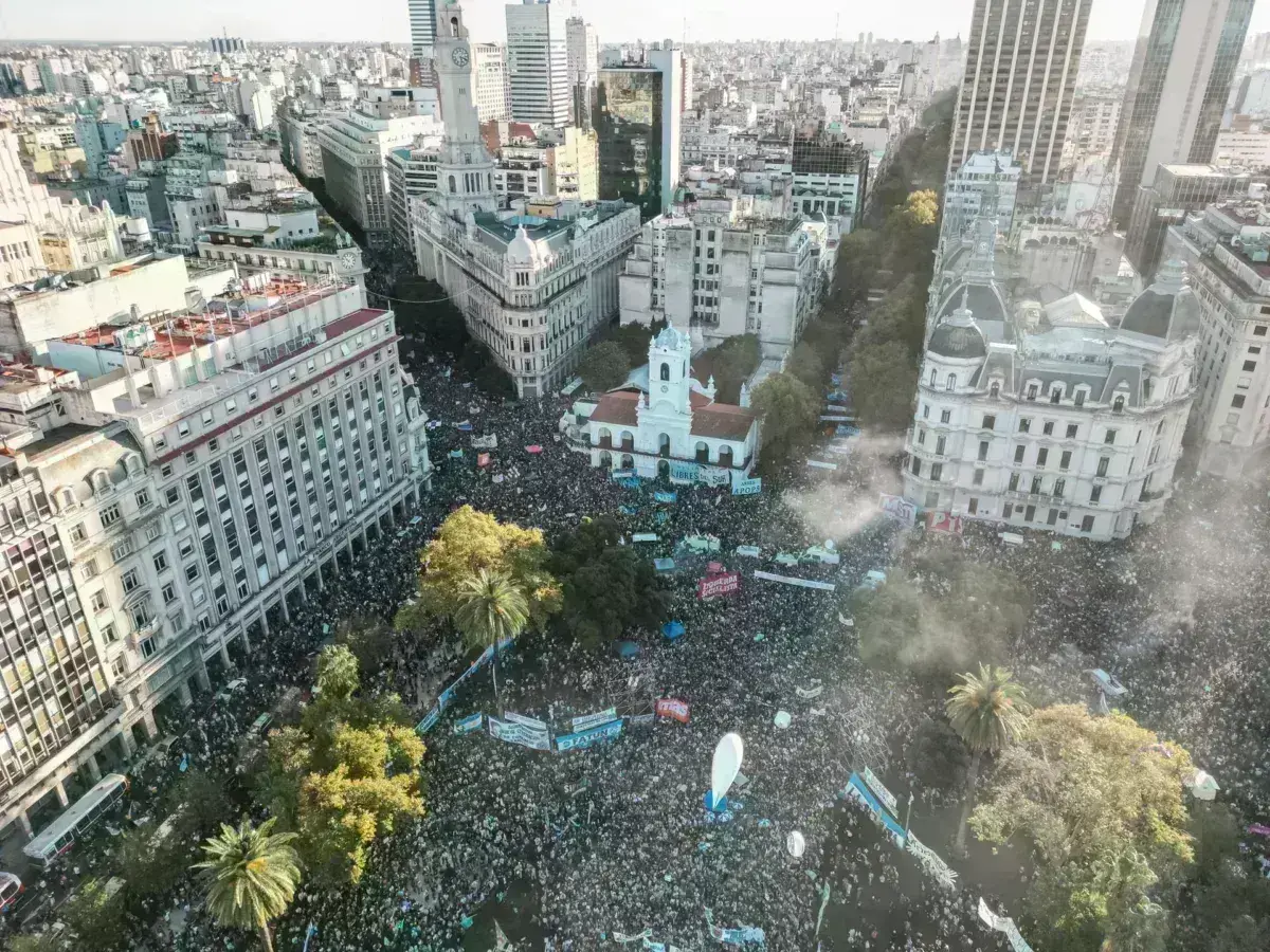 Μαζικές διαδηλώσεις στην Αργεντινή για την υπεράσπιση της δημόσιας εκπαίδευσης εν μέσω γενικών περικοπών