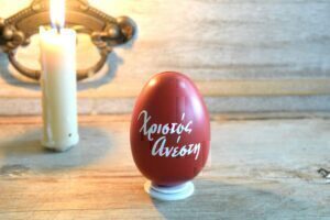 Κόκκινα αβγά: Το πιο γνωστό έθιμο της Μεγάλης Εβδομάδας και η διαφορετική πρόταση με κλωστές