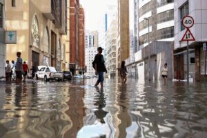 Πλημμύρες στο Ντουμπάι: «Μεγάλη υποστήριξη από τον κρατικό μηχανισμό», λέει Ελληνίδα κάτοικος [Βίντεο]