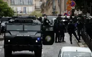Παρίσι: Λήξη συναγερμού- Συνελήφθη ο άντρας που απειλούσε να ανατιναχτεί