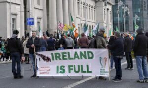 Ιρλανδία και Βρετανία σε κόντρα με φόντο το μεταναστευτικό: «Να τους πάρετε πίσω» λέει το Δουβλίνο