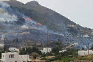 Φωτιά στην Πάρο: Σε ύφεση το πύρινο μέτωπο - Επιχειρεί ελικόπτερο, αυξήθηκαν οι επίγειες δυνάμεις