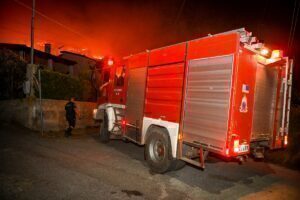 Φωτιά στην Αχαΐα: Μαίνεται το πύρινο μέτωπο στον Κάλφα - Ενισχύονται συνεχώς οι δυνάμεις