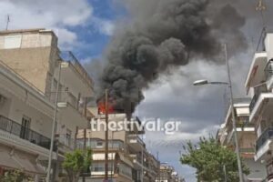 Φωτιά στη Θεσσαλονίκη - Στις φλόγες διαμέρισμα τριώροφης πολυκατοικίας στην Ηλιούπολη