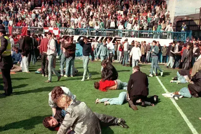 You never walk alone: Σαν σήμερα η μεγαλύτερη ποδοσφαιρική τραγωδία της Αγγλίας – Οι εικόνες που «πάγωσαν» τον πλανήτη
