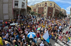 Ισπανία: «Άνθρωποι ζουν εδώ!»: Χιλιάδες κάτοικοι διαδηλώνουν στα Κανάρια Νησιά κατά του μαζικού τουρισμού