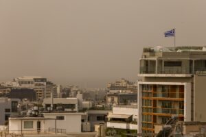 Καιρός: Χωρίς σκόνη σήμερα η Αττική, κατευθύνεται στα Δωδεκάνησα - Πού θα βρέξει [βίντεο]